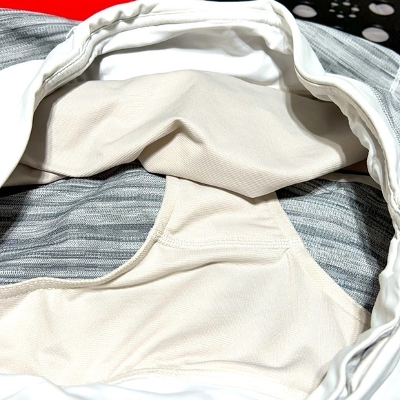 LULULEMON Short White and Grey Patterned, Size 8 -#308 - Picture 12 of 12